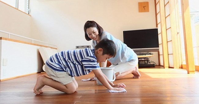 Người phụ nữ và trẻ nhỏ lau sàn nhà trong không gian gia đình