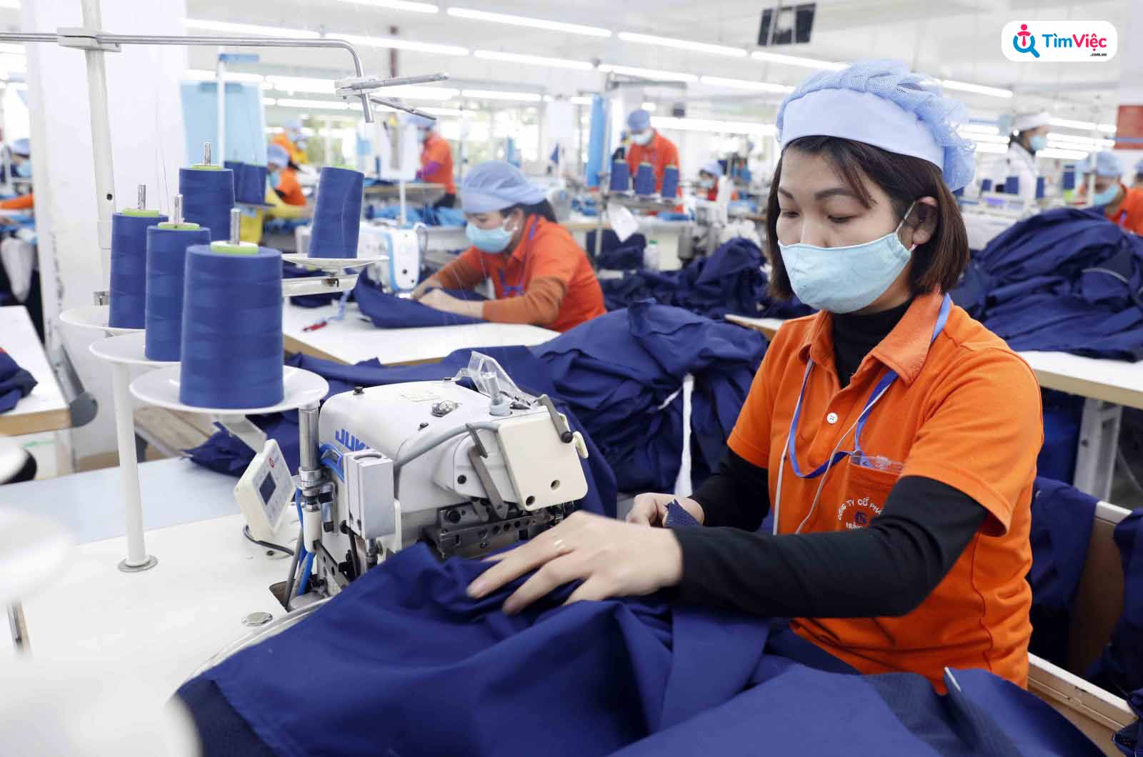 Công nhân may đang làm việc trong xưởng sản xuất