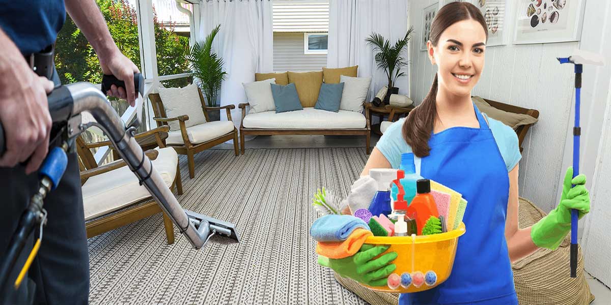 Nhân viên vệ sinh cầm xô dụng cụ làm sạch trong nhà, phía sau có các nhân viên vệ sinh khác