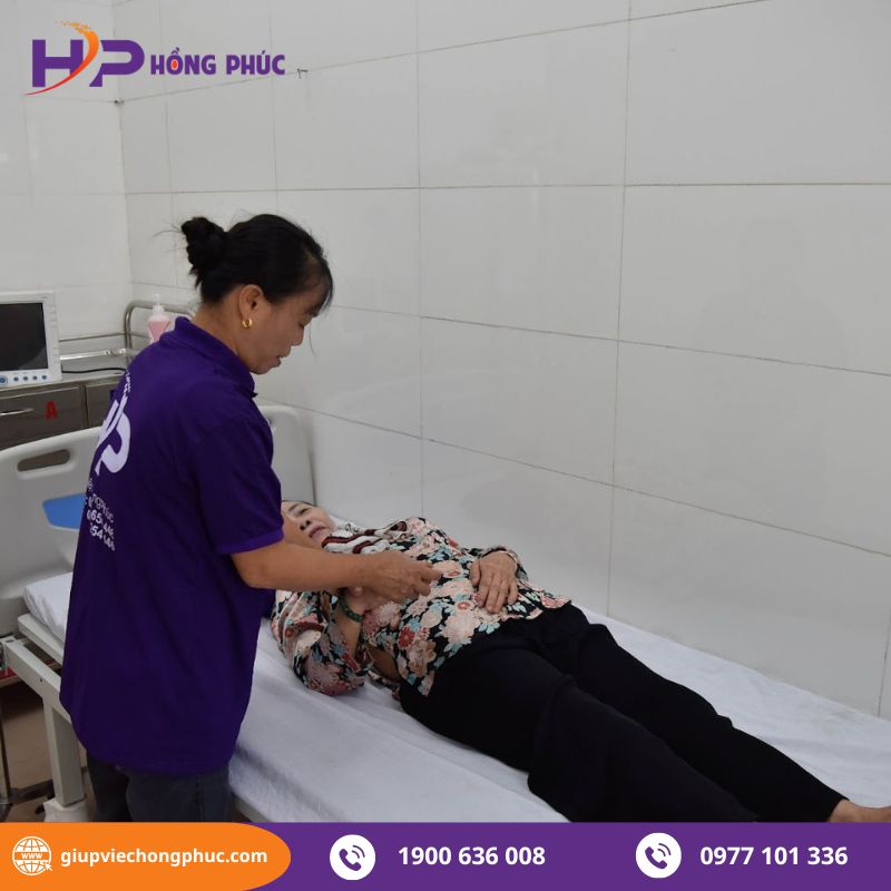Chăm người bệnh - nghề vất vả nhưng mức lương xứng đáng