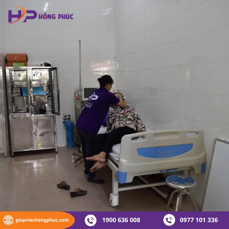 Chăm người bệnh - nghề vất vả nhưng mức lương xứng đáng