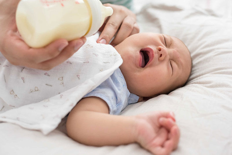 Trẻ sơ sinh hay bị sặc sữa thì mẹ phải làm sao?