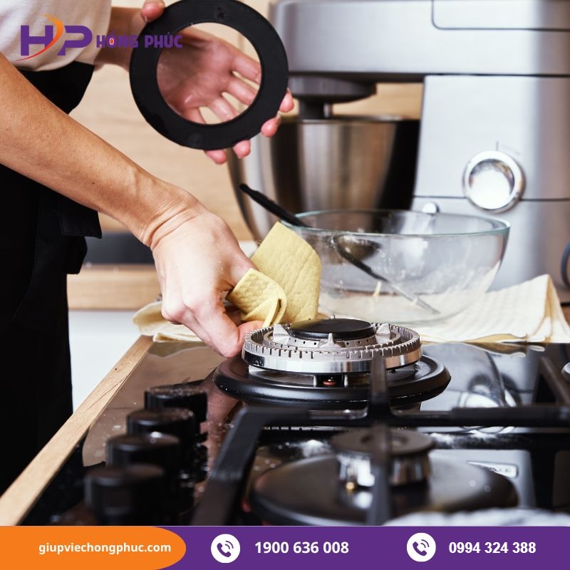 Tắt bếp và tháo rời các bộ phận để vệ sinh bếp gas