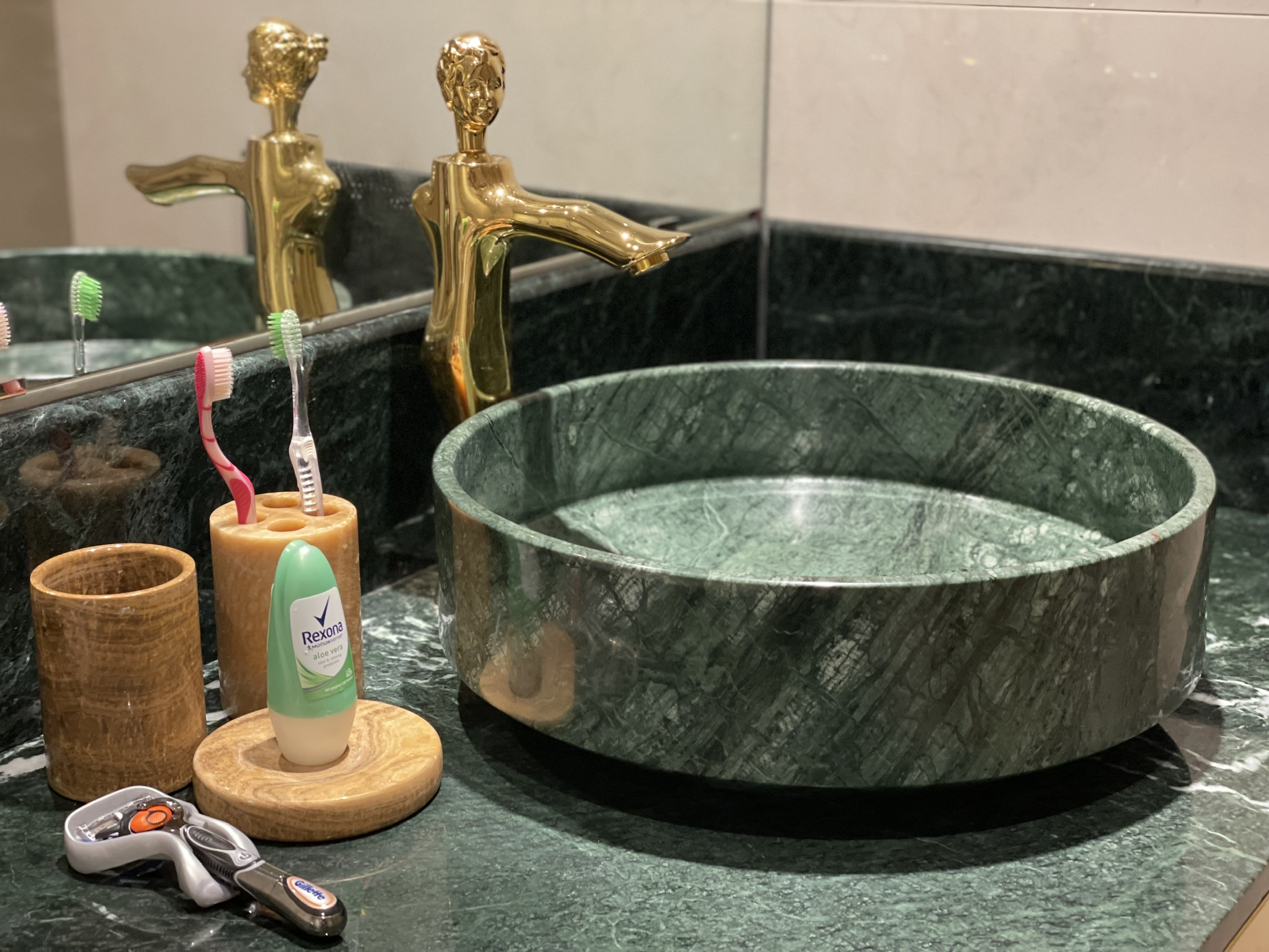 BENEFITS OF HAVING A NATURAL STONE BATHROOM SINK