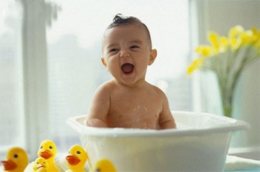 Mẹo trị rôm sảy cho trẻ mùa nắng nóng