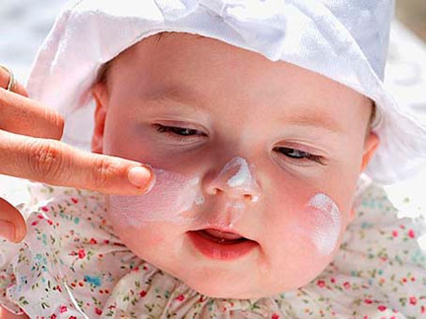 Thoa kem dưỡng ẩm, tinh dầu tự nhiên cho bé