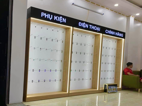 xuong-san-xuat-tu-trung-bay-dien-thoai-tai-ha-noi