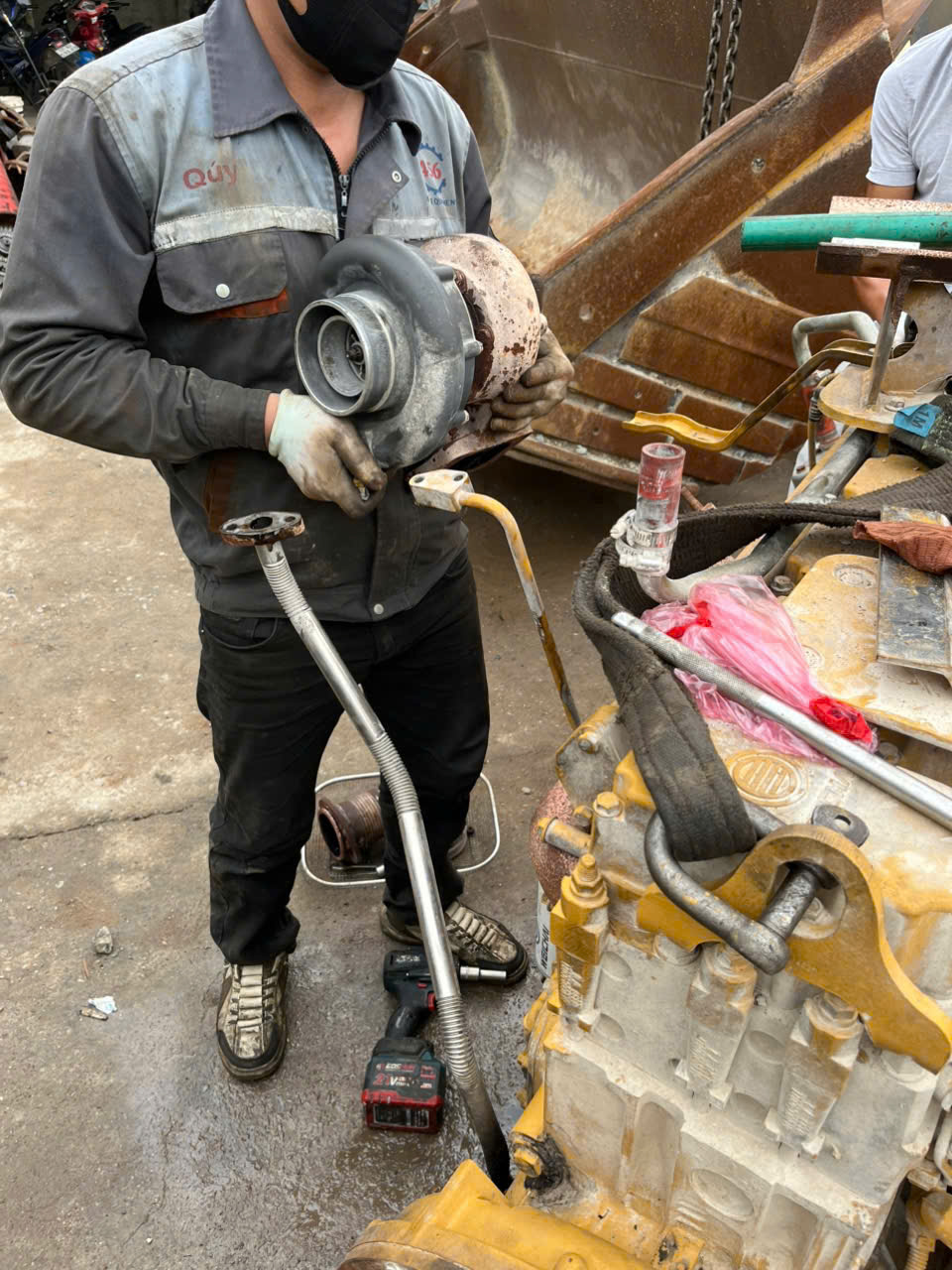 Bảo dưỡng bộ tăng áp turbo xe xúc lật cũ