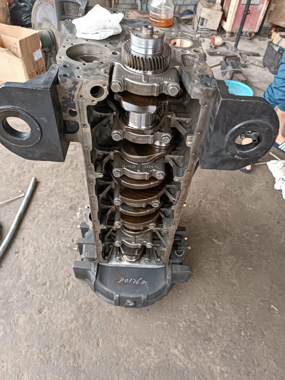 Thân máy block động cơ Cummins 6T9.3 đã được lật ngược để cân chỉnh trục khuỷu và bạc ba-li-ê