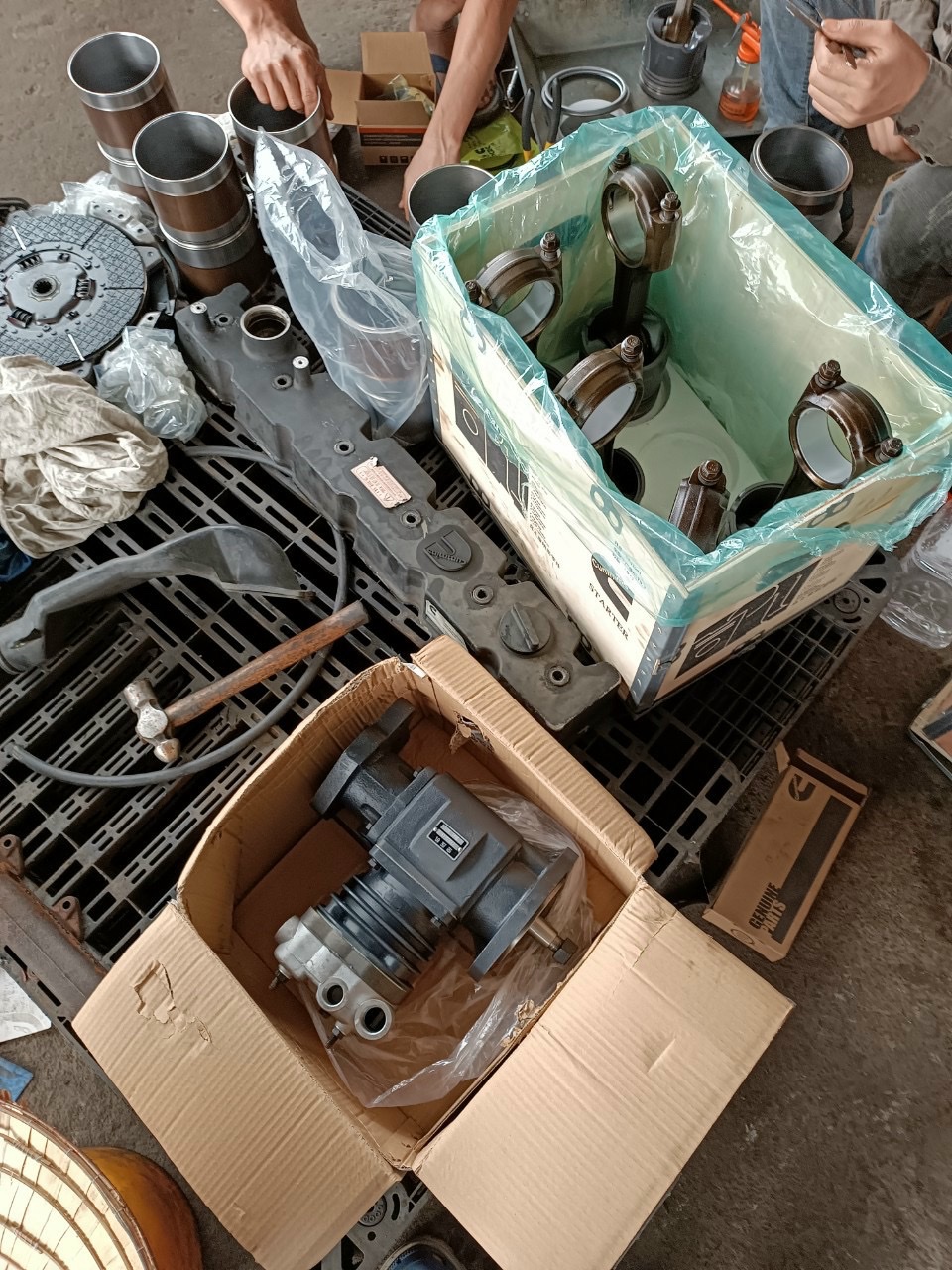 Trọn bộ phụ tùng đại tu động cơ Cummins 6T9.3 Trọn bộ phụ tùng đại tu động cơ Cummins 6T9.3 gồm piston, sơ mi xylanh, bơm hơi và nắp giàn cò