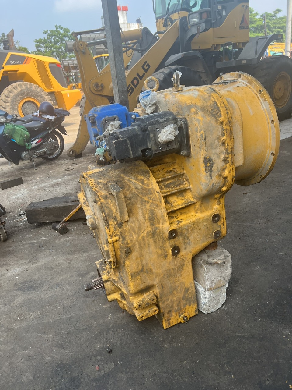 Cụm hộp số máy xúc lật cũ bị suy giảm lực kéo nghiêm trọng được hạ xuống bãi để sửa chữa