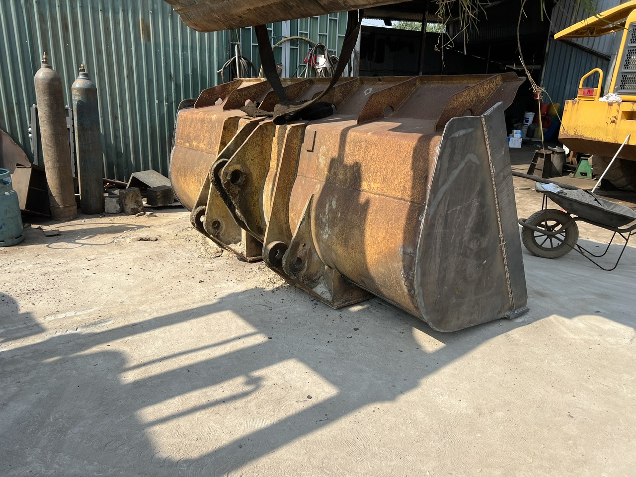 Mặt sau gầu xúc lật được gia công đắp thêm gân tăng cứng và cơi nới dung tích