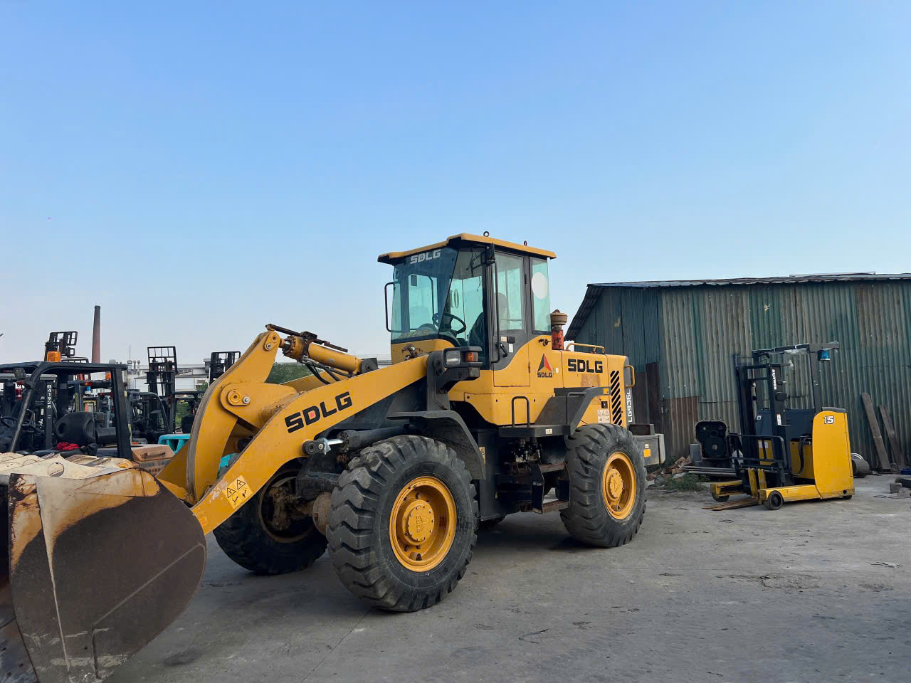 gầu xúc 2.2 m3 răng đúc máy xúc lật cũ sdlg