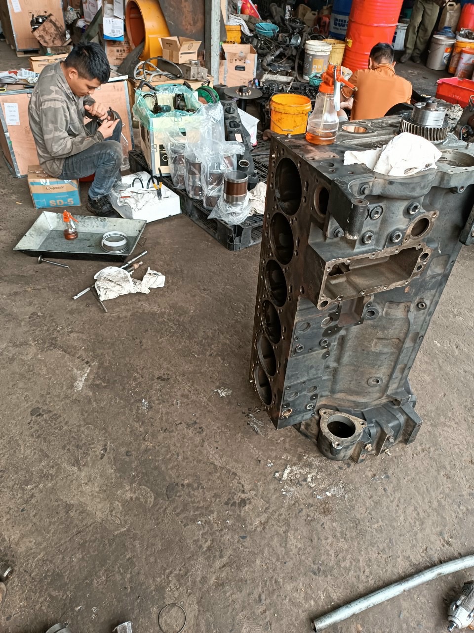 Quang cảnh xưởng kỹ thuật đang rã ráp đại tu lốc máy động cơ Cummins 6T9.3 cho xe Liugong