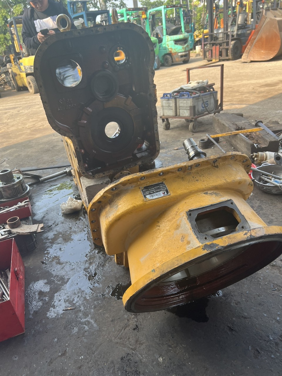 Bóc tách vỏ hộp số máy xúc lật để kiểm tra toàn bộ lòng buồng số và hệ thống đường dầu nội bộ