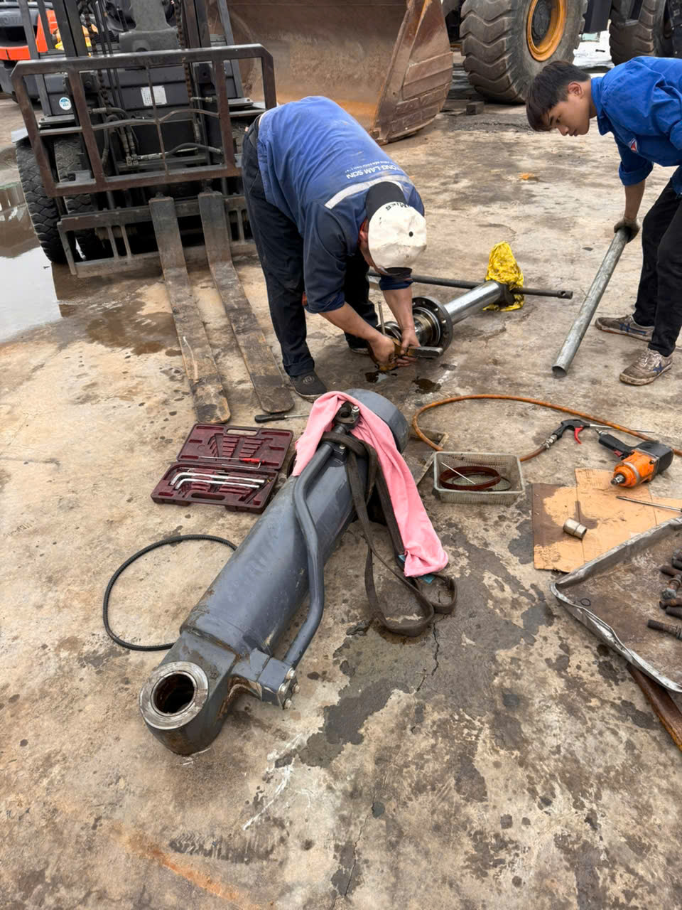 Quy trình sửa chữa đại tu hệ thống thủy lực xe xúc lật cũ