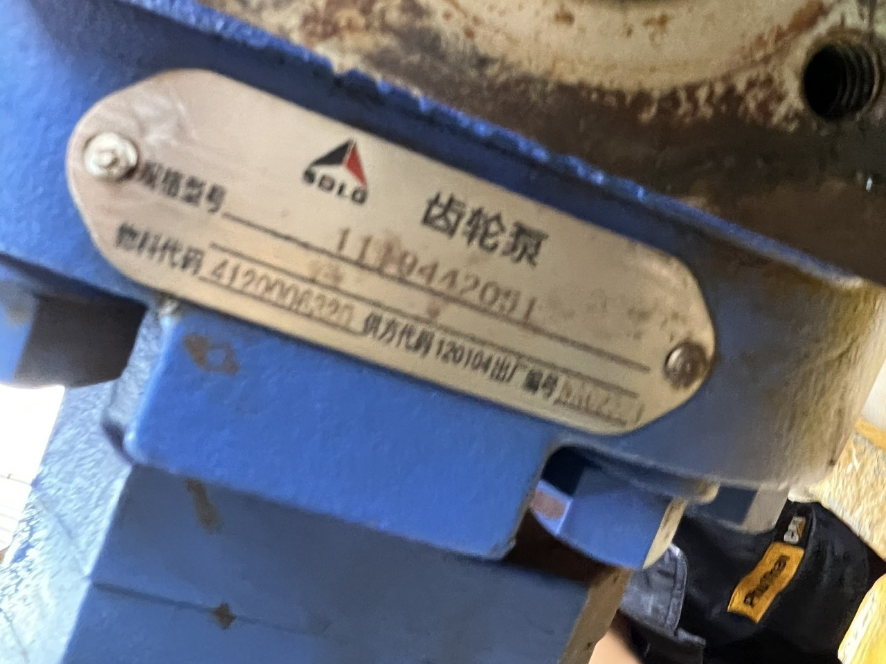 Cận cảnh tem chính hãng SDLG trên thân bơm thủy lực xanh mã vật tư 4120006320