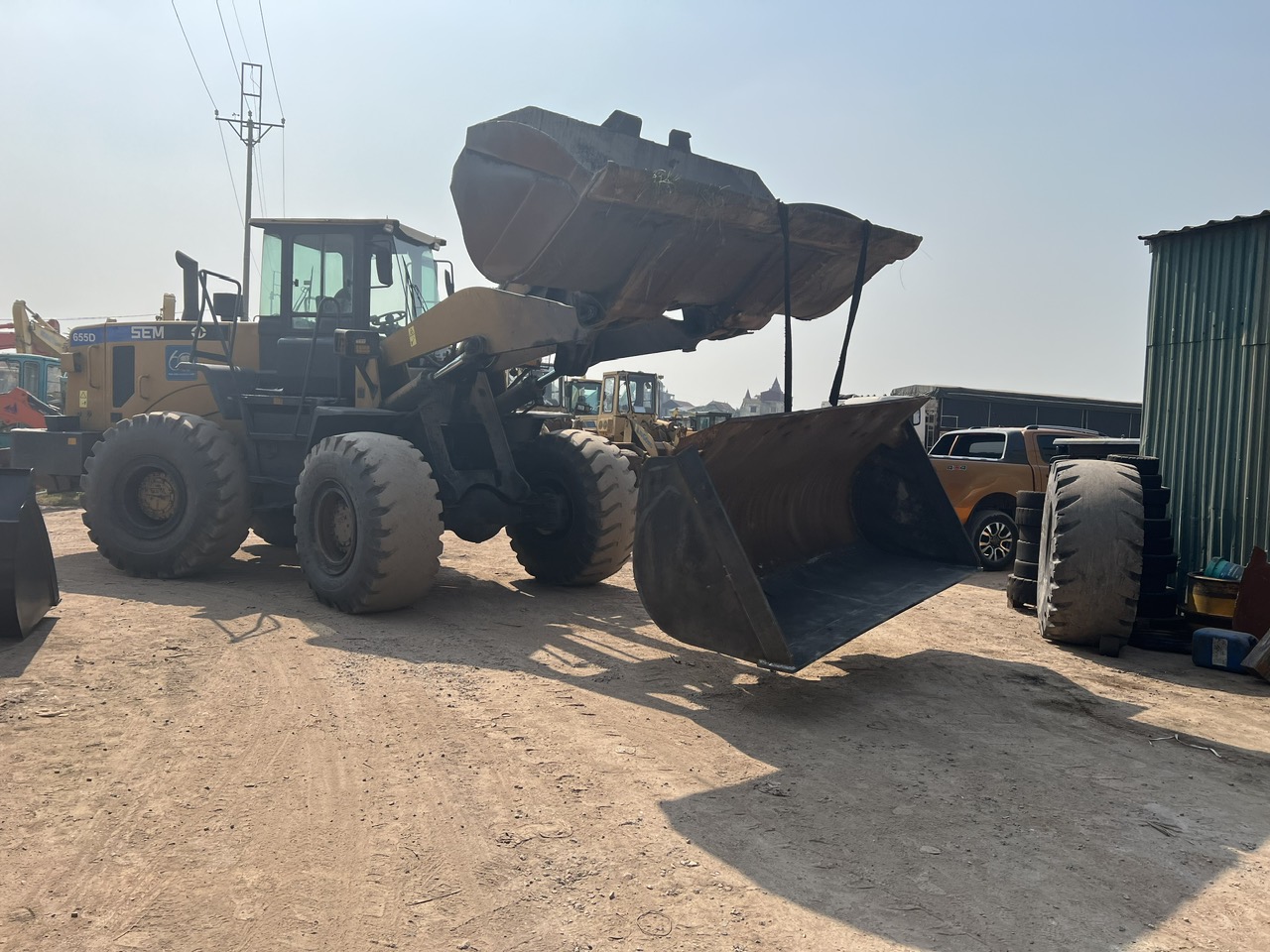 Xe xúc lật SEM cẩu gầu vừa gia công hàn phục hồi để kiểm tra mối hàn và gá lắp
