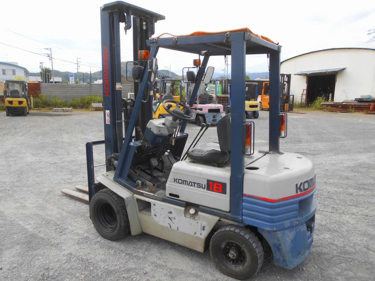 khoang điều khiển số sàn xe nâng komatsu fd18-11