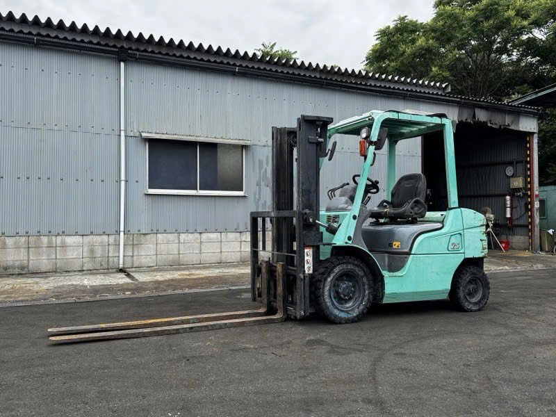 xe nâng dầu mitsubishi 2.5 tấn fd25t cũ bãi nhật dịch giá