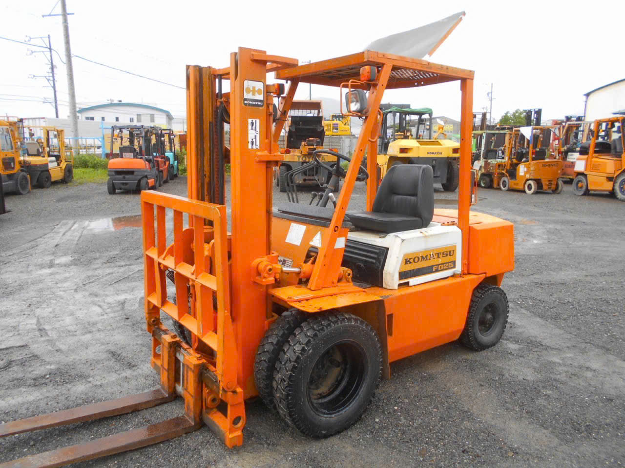xe nâng dầu 2.5 tấn komatsu fd25-10 cũ nhật bãi số sàn gật gù lốp kép