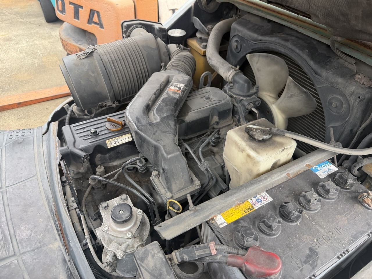 khoang máy động cơ komatsu 4d94le chạy dầu diesel cơ học