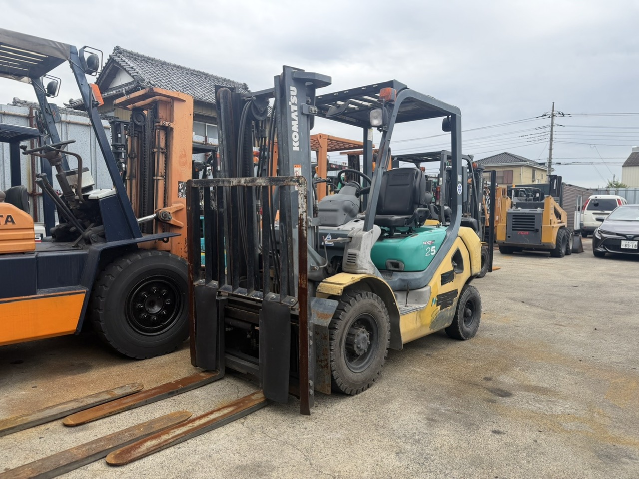 xe nâng dầu komatsu fd25-16 nhìn từ phía trước góc tháp nâng