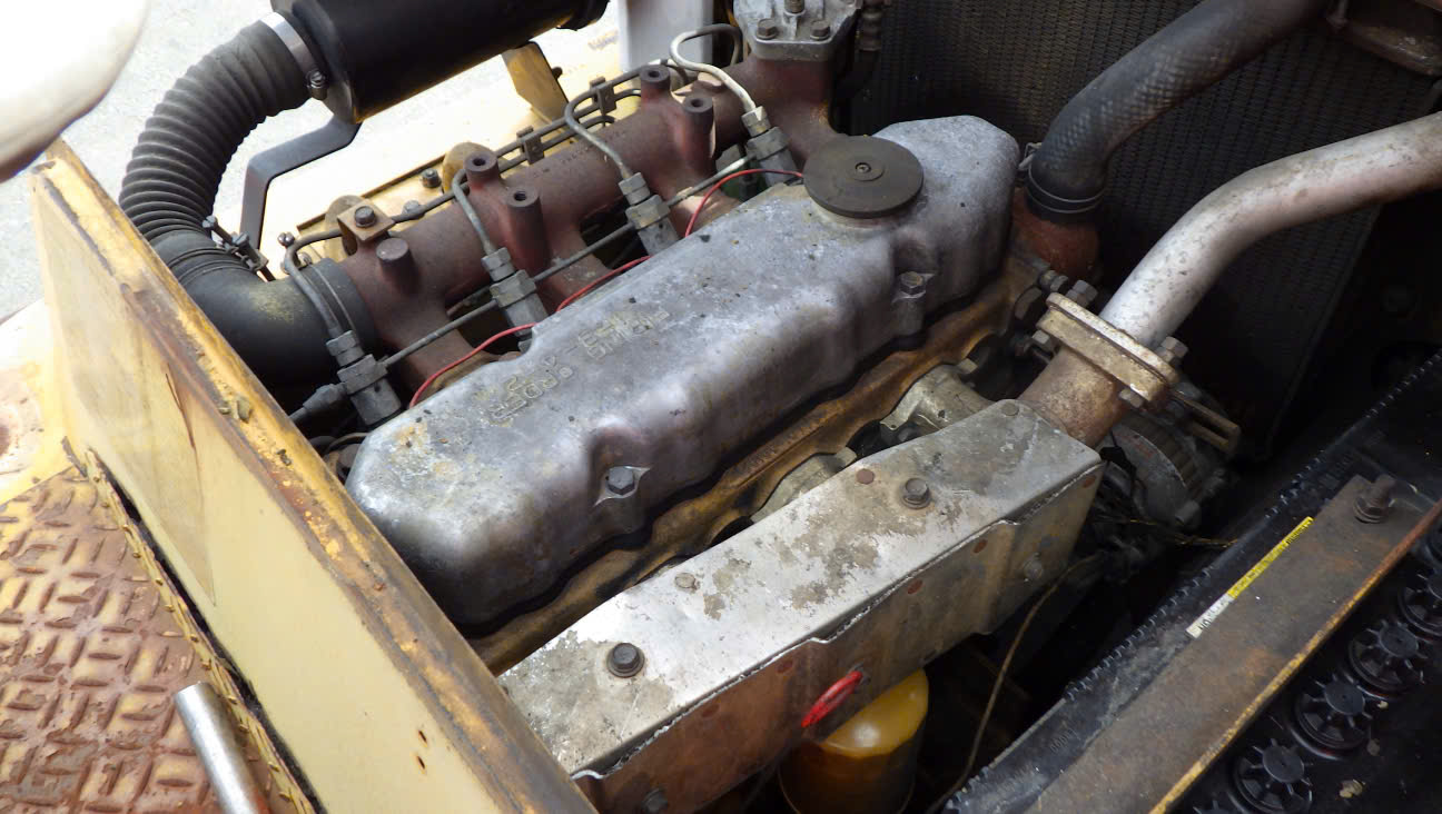 khoang máy động cơ mitsubishi s4e chạy dầu diesel