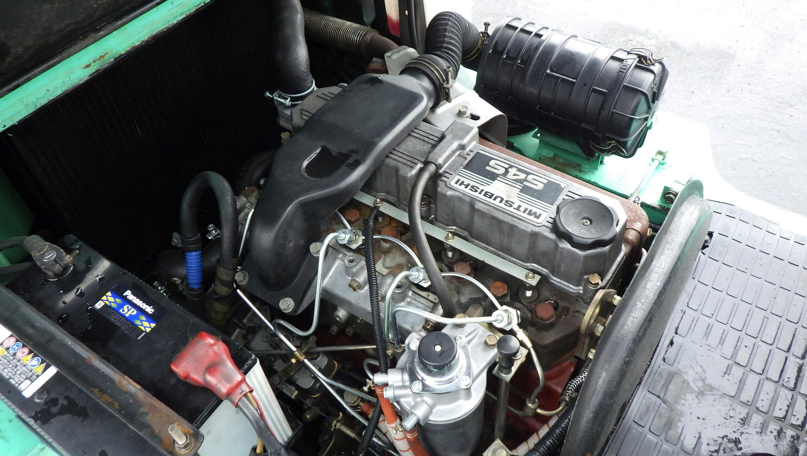 khoang máy động cơ mitsubishi s4s chạy dầu diesel cơ học