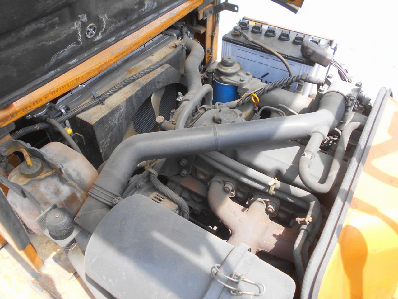 khoang máy khối động cơ nissan td27 chạy dầu diesel
