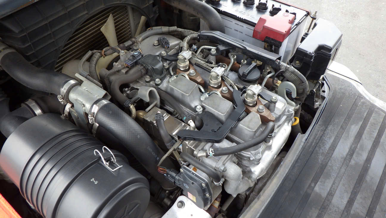 khoang máy động cơ toyota 1zs chạy dầu diesel đời cao