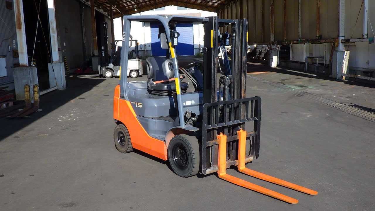 khung nâng chui container ti giữa xe nâng dầu toyota 1.5 tấn
