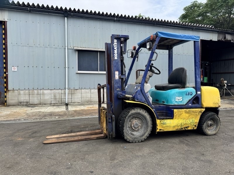 xe nâng dầu 2.5 tấn komatsu fd25c-12 số sàn động cơ 4d94e dịch giá đời 1996