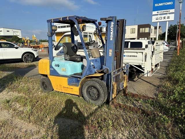 xe nâng dầu 2.5 tấn komatsu fd25t-12 chui container số tự động nâng cao 3m đời 1998