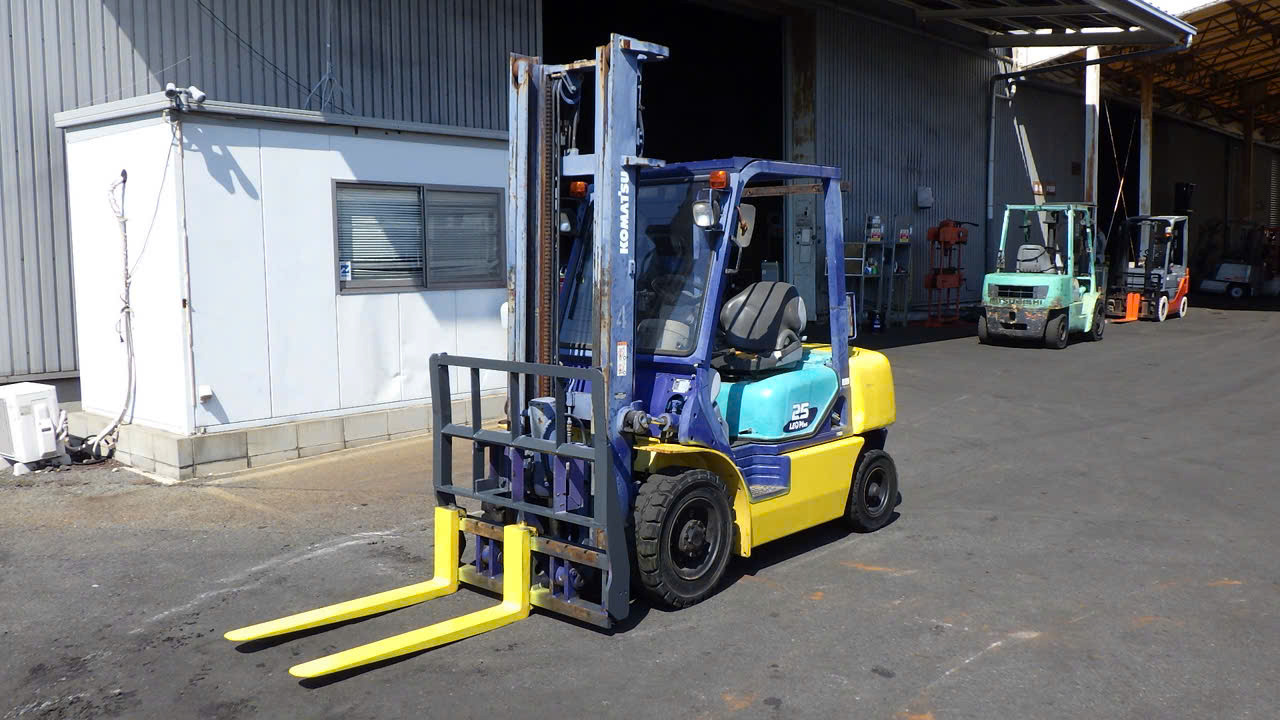 xe nâng dầu 2.5 tấn komatsu fd25t-14 số tự động động cơ 4d94e gật gù nâng cao 4m đời 2001