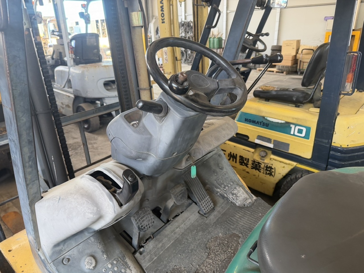 khoang lái và ghế ngồi xe nâng dầu komatsu 2.5 tấn