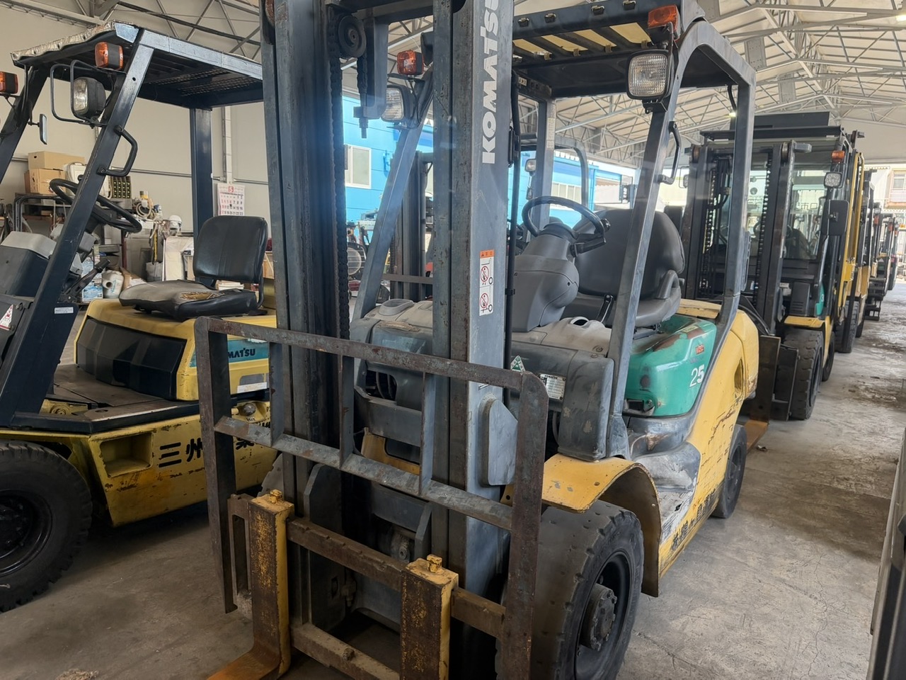 xe nâng dầu 2.5 tấn komatsu fd25t-15 số tự động động cơ 4d94le nâng cao 3m đời 2003