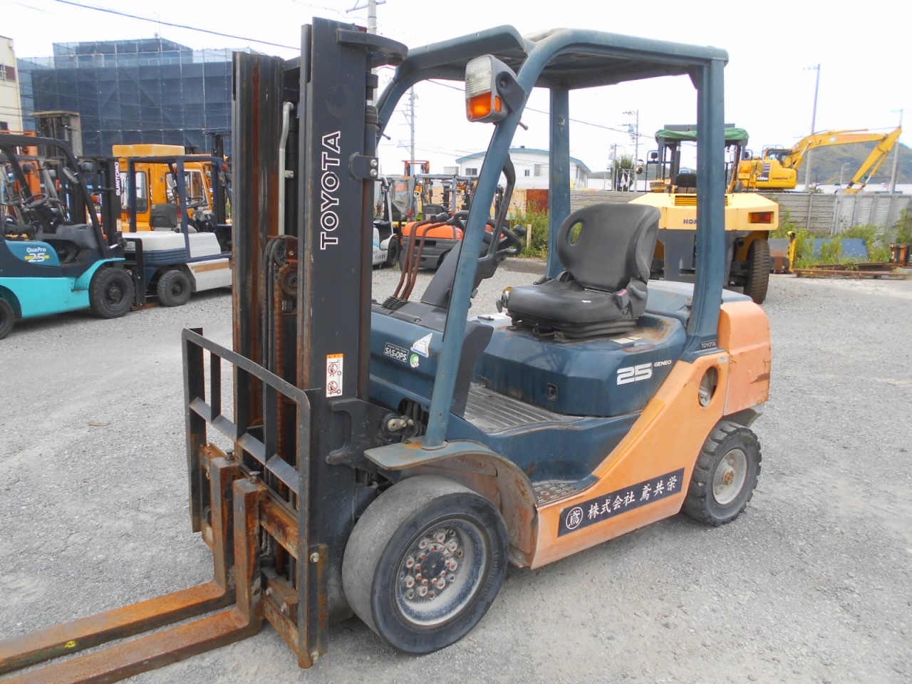 xe nâng dầu 2.5 tấn toyota 52-8fd25 chui container dịch giá nâng cao 3m đời 2010