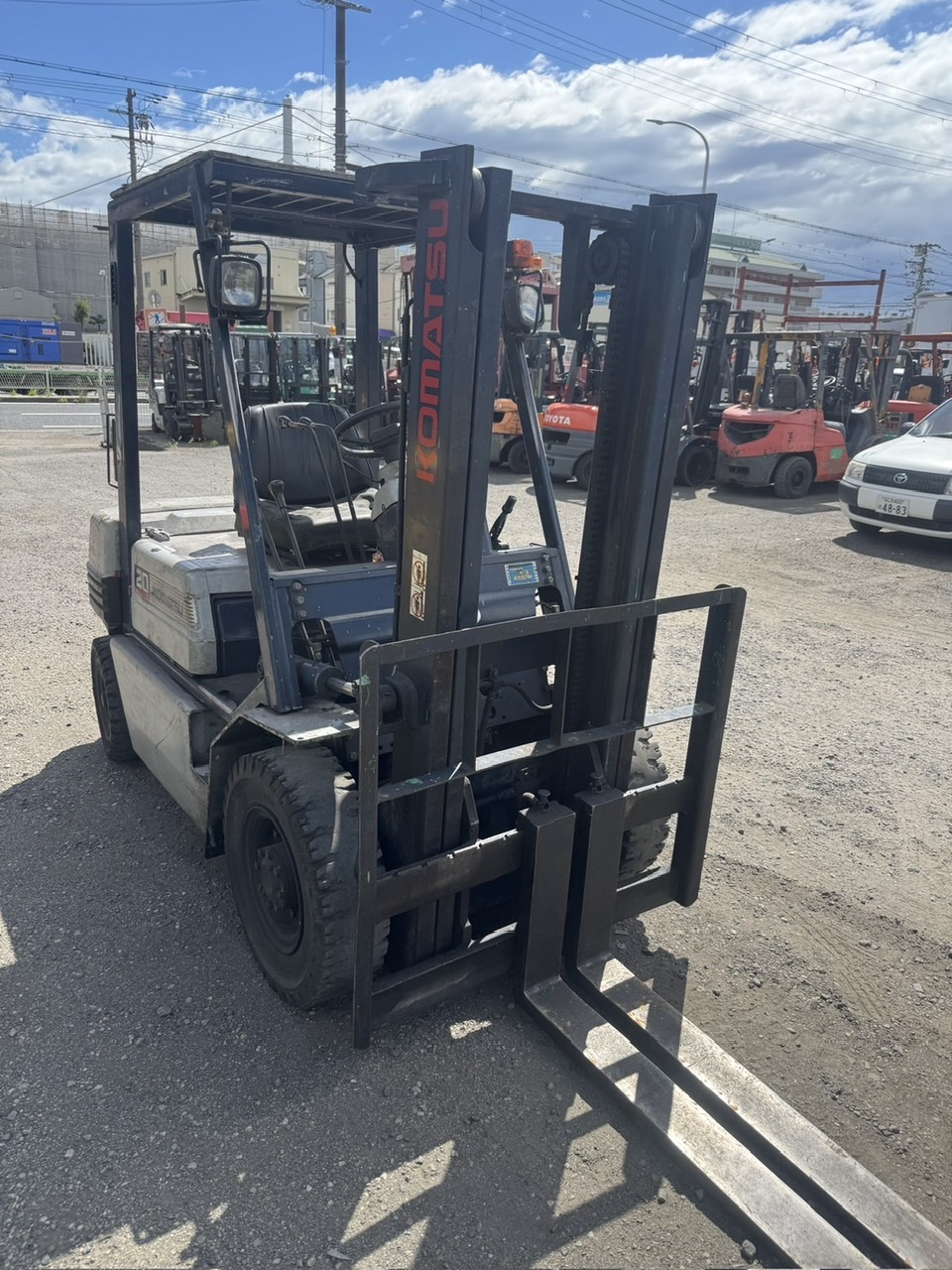 tháp nâng 3m gầm bệ đầm chắc xe nâng dầu komatsu 2 tấn
