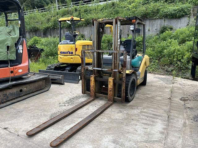 xe nâng dầu cũ 3 tấn komatsu fd30c-15 số sàn dịch giá càng dài 1.81m
