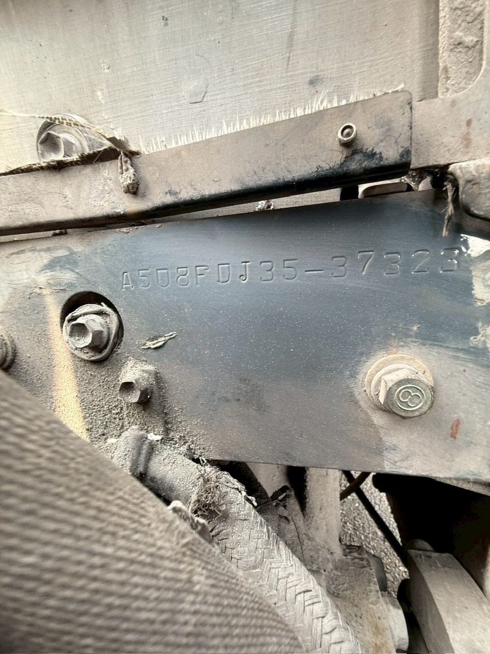 số khung đóng nổi A508FDJ35-37323 trên sườn xe nâng toyota