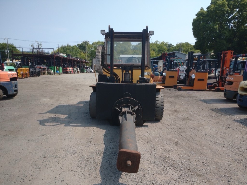 góc nhìn chính diện bộ đút cuộn thép xe nâng tcm 6 tấn