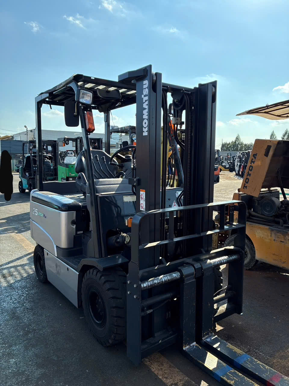 xe nâng điện 2.5 tấn komatsu fb25ex-11 dịch càng nâng cao 3m đời 2009