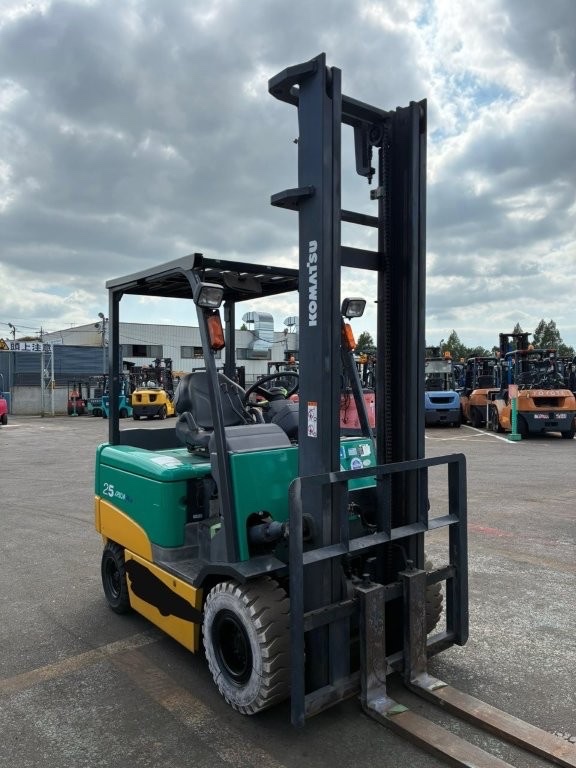 xe nâng điện 2.5 tấn komatsu fb25ex-11 chui container nâng cao 4.5m đời 2005