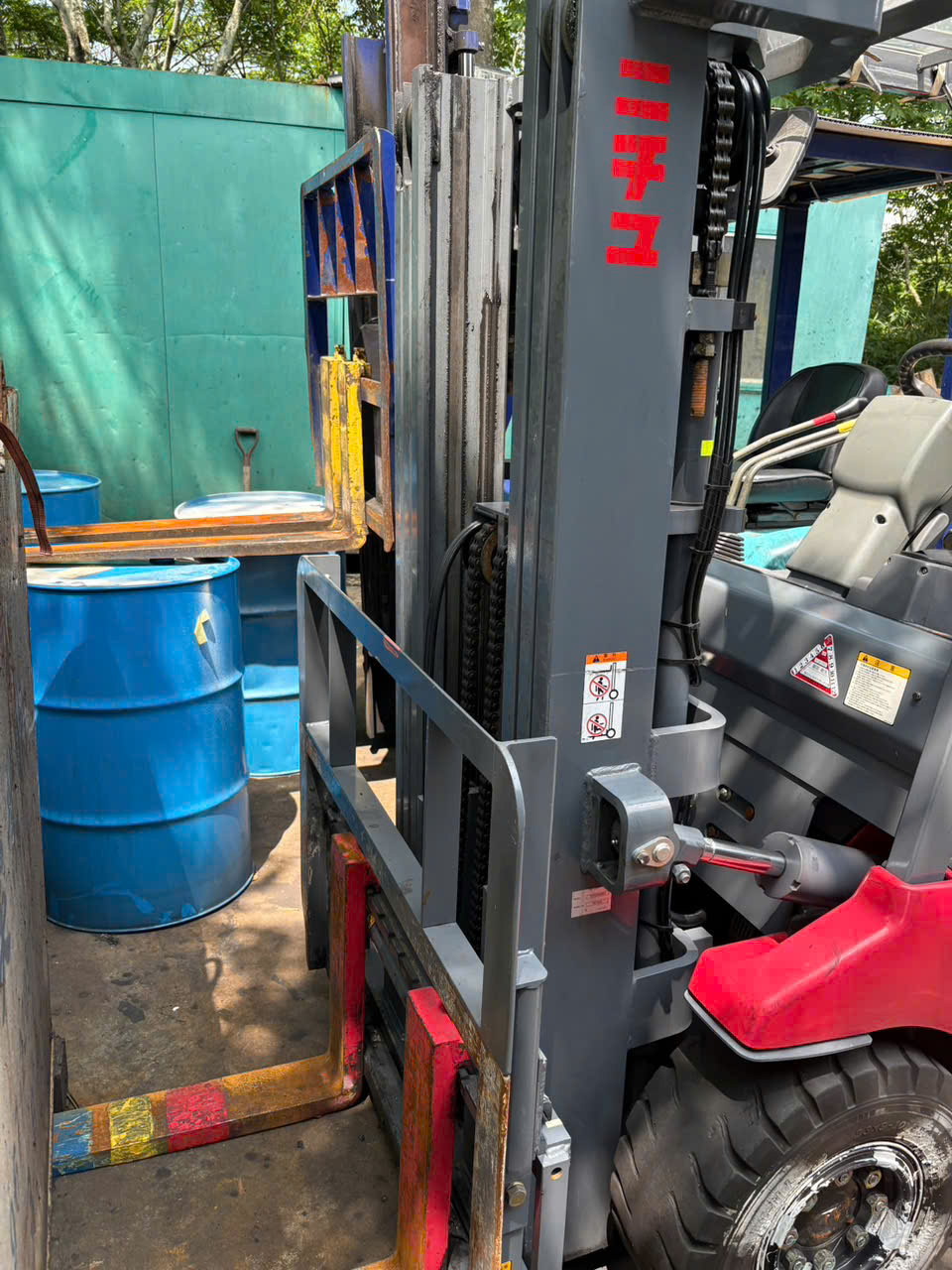 khung tháp nâng chui container xe nâng điện nichiyu 2.5 tấn