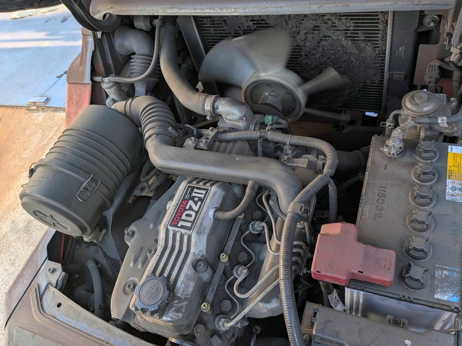 khoang máy động cơ toyota 1dz-ii xe nâng dầu 8fd25