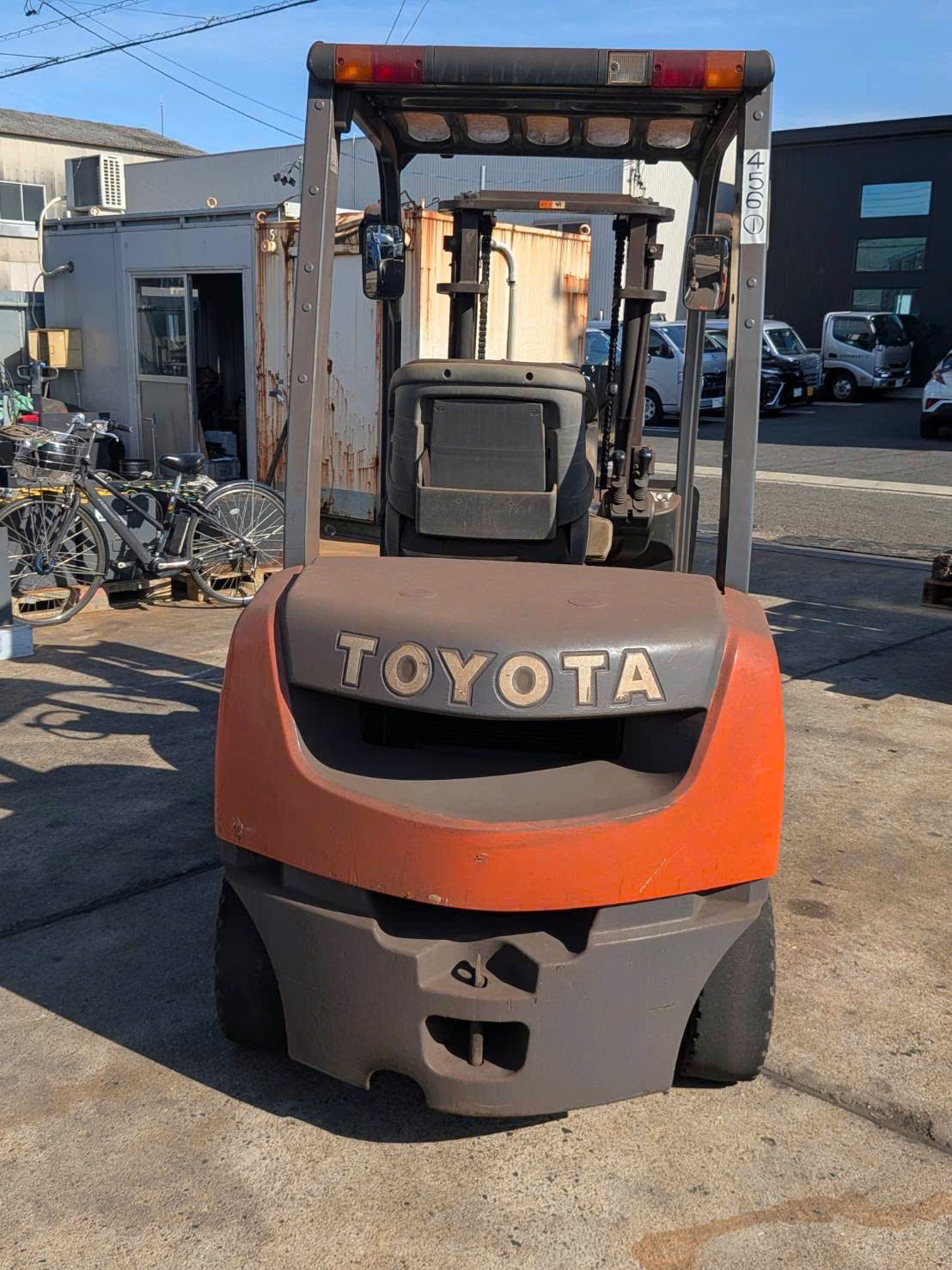 xe nâng dầu toyota 8fd25 nhìn từ phía sau đối trọng