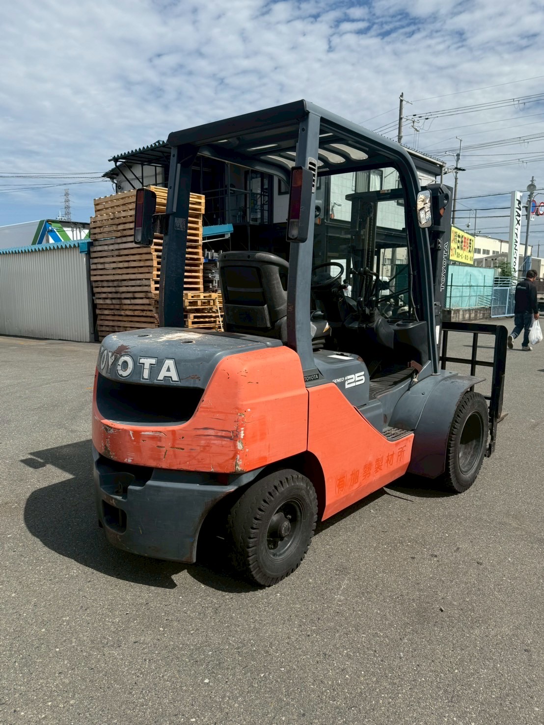 Xe nâng Nhật bãi 2,5 tấn TOYOTA 8FDL25 số sàn, lốp kép, gật gù