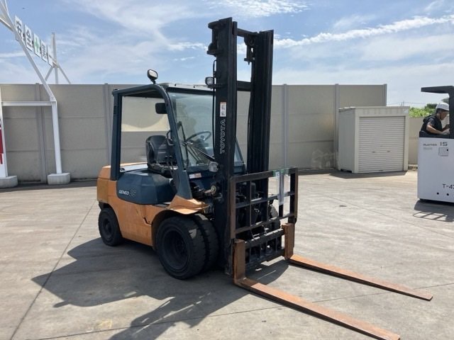 xe nâng cũ toyota 7FD25 2,5 tấn số sàn lốp kép gật gù