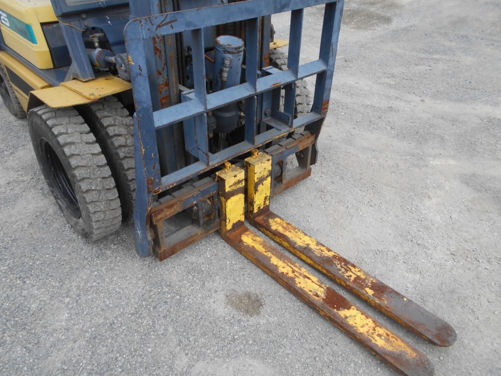 Xe nâng Komatsu FD25-11 số sàn lốp kép gật gù nhập Nhật siêu đẹp